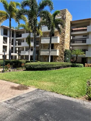 200  Wyndemere  WAY, Naples, FL 34105