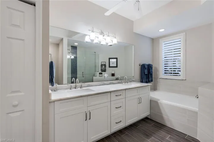 Master Bathroom w/Dual Sinks and soaking Tub