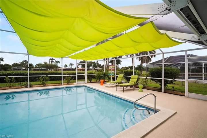 Retractable shade