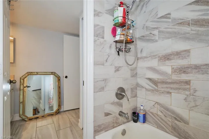 Bathroom with tiled shower / bath combo