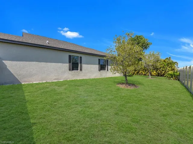 Huge Fenced-In Side Yard