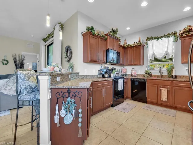 Kitchen w/ Lots Of Cabinetry