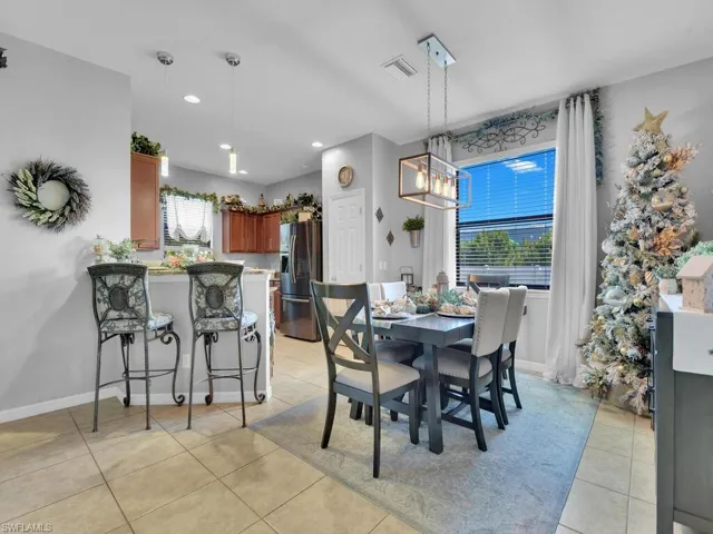 Dining Area & Breakfast Bar
