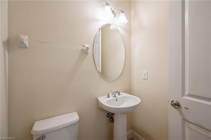 Powder room - 1st floor