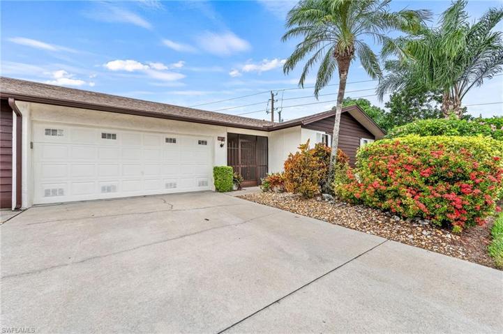 2-CAR ATTACHED GARAGE AND FRONT SCREENED ENTRY/END UNIT VILLA