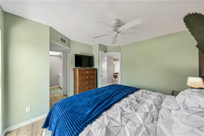 Main Bedroom with Full En Suite Bathroom with Tub Shower Combo.