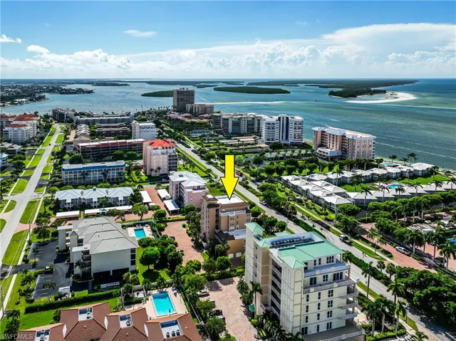 Birds eye view of property featuring a water view