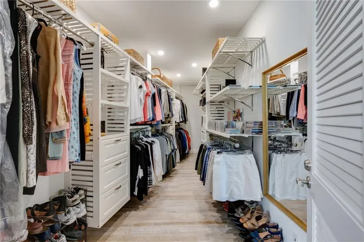 Brand New BEAUTIFUL Walk-in Primary Closet!