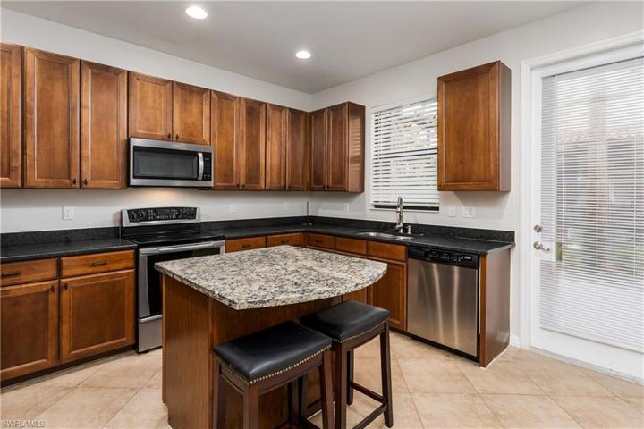 Center island with breakfast bar