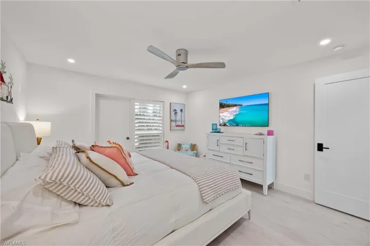 2100  Gulf Shore N BLVD, Naples, FL 34102