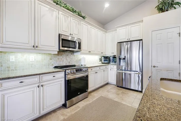 Kitchen with lofted, volume ceiling