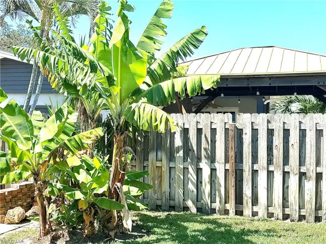 27565  Los Amigos  LN, Bonita Springs, FL 34135