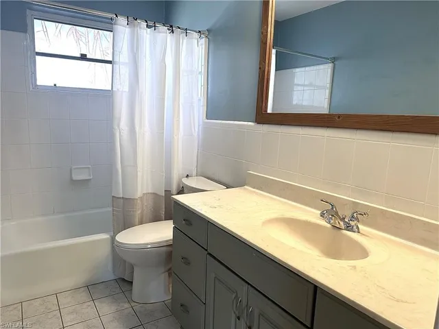27565  Los Amigos  LN, Bonita Springs, FL 34135