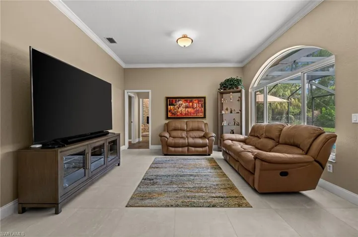 Spacious family room with volume ceilings