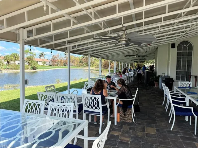 Clubhouse outdoor dining