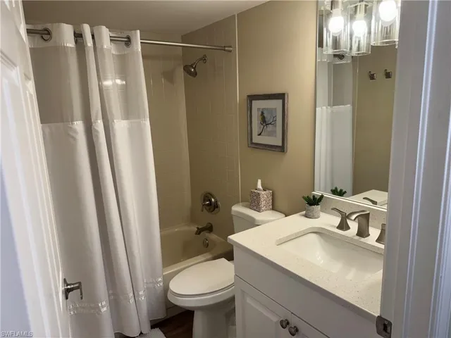 Full bathroom featuring toilet, shower / tub combo,