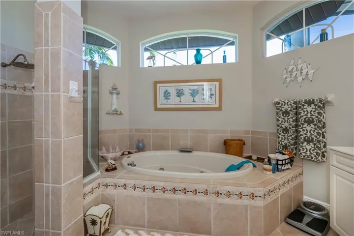Expansive master bath with jetted tub
