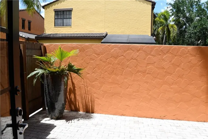 9085  Chula Vista  ST, Naples, FL 34113