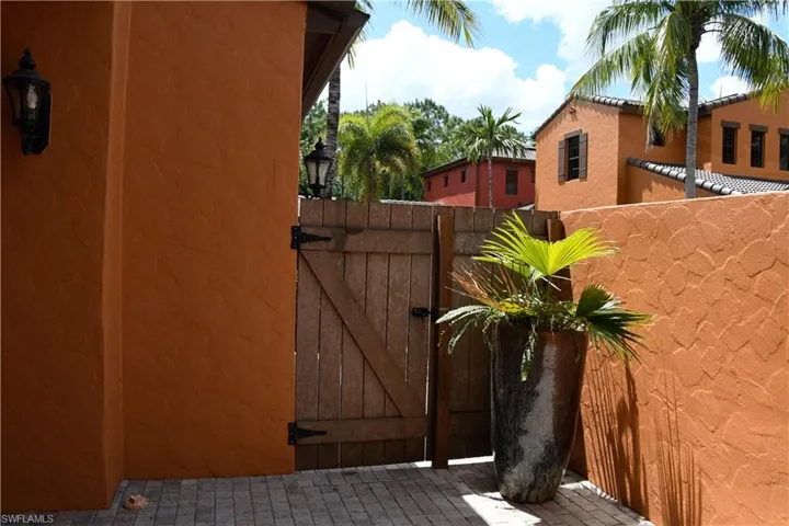 9085  Chula Vista  ST, Naples, FL 34113
