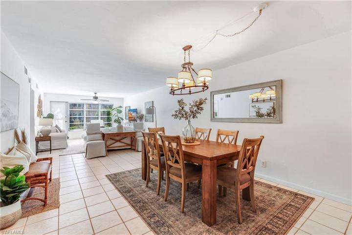 Enjoy entertaining in this large Diningroom