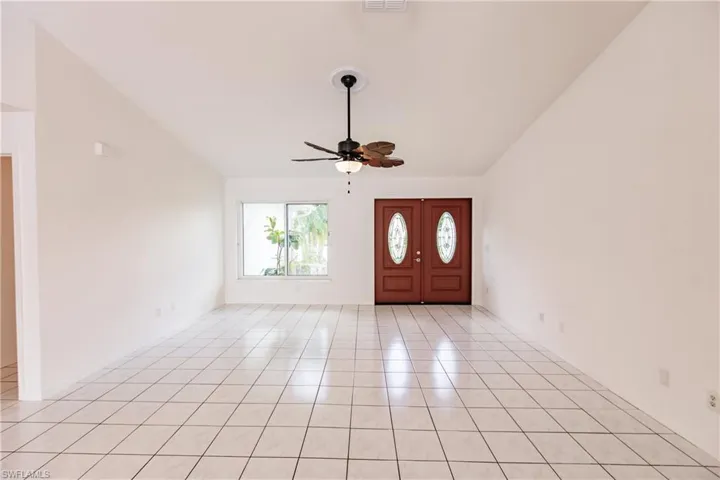 Tiled foyer with ceiling fan