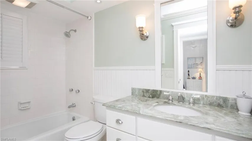 Full bathroom with vanity, toilet, and tiled shower / bath