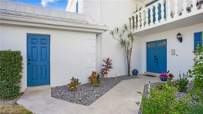 Property entrance featuring a balcony