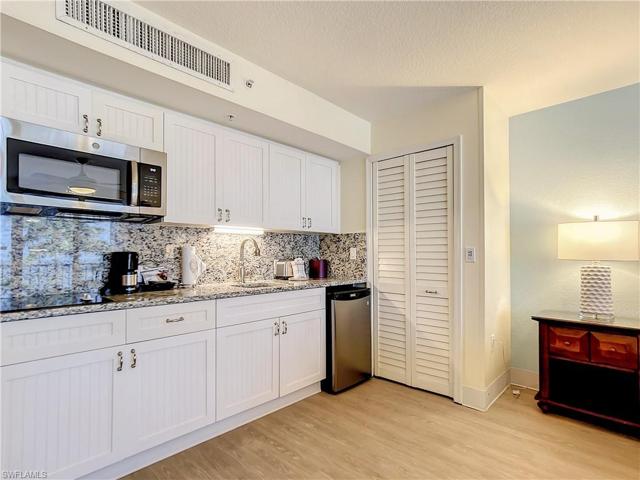 Kitchenette & closet