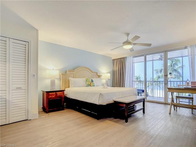 King size bed with Beachfront view