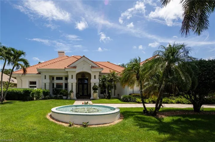 View of front of home featuring a front lawn