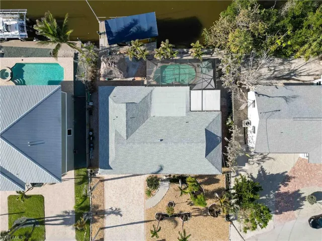 Birds eye view of property