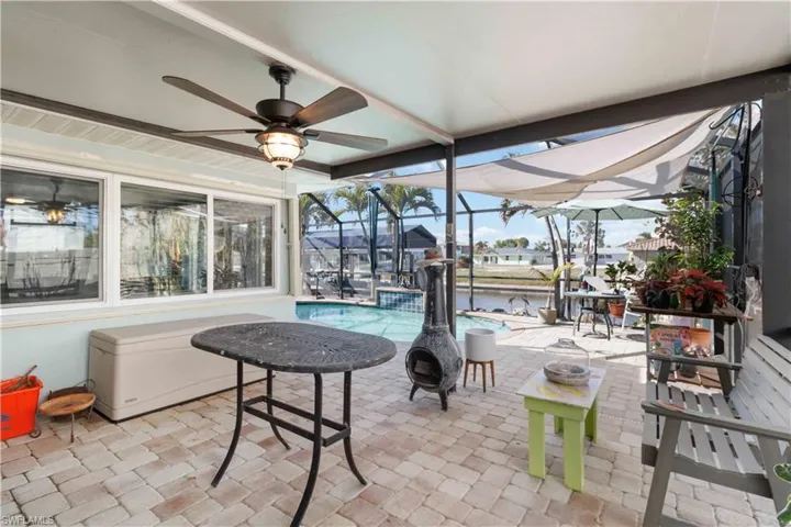 Sunroom / solarium featuring a ceiling fan