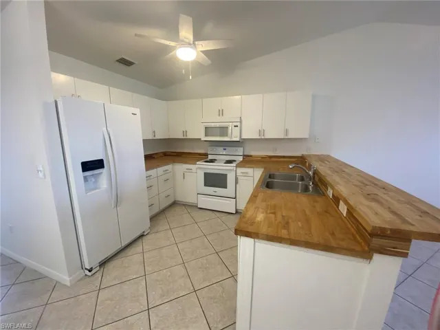 Spacious, user friendly "U" shaped Kitchen with plenty of counter and cabinet space.