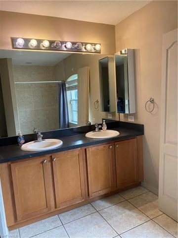 Double sinks in Primary bath