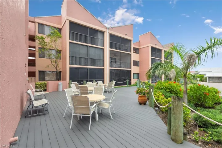Deck with outdoor dining space