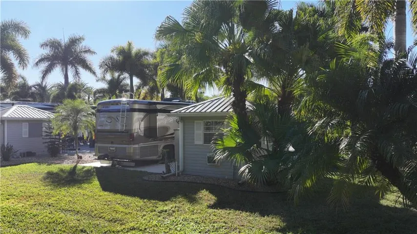 View of grassy yard