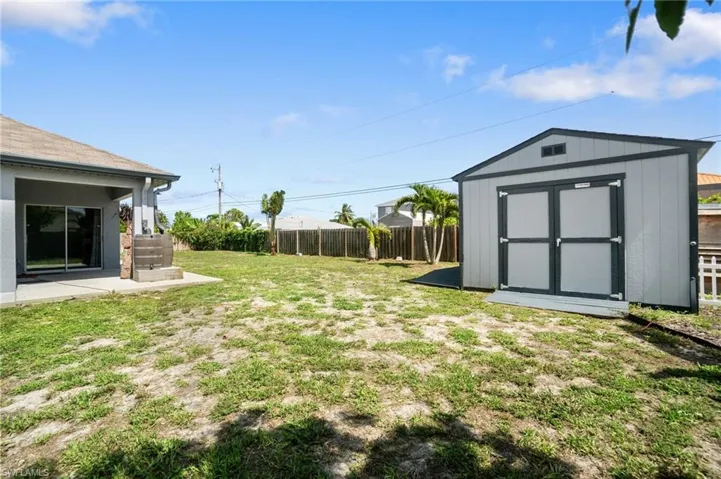 View of yard featuring a storage shed