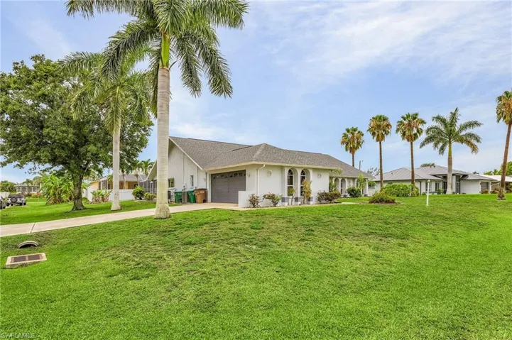 Ranch-style home featuring a front lawn and a 2.5 car garage