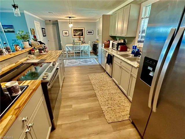 Spacious Kitchen w/Stainless Steel Appliances 2022