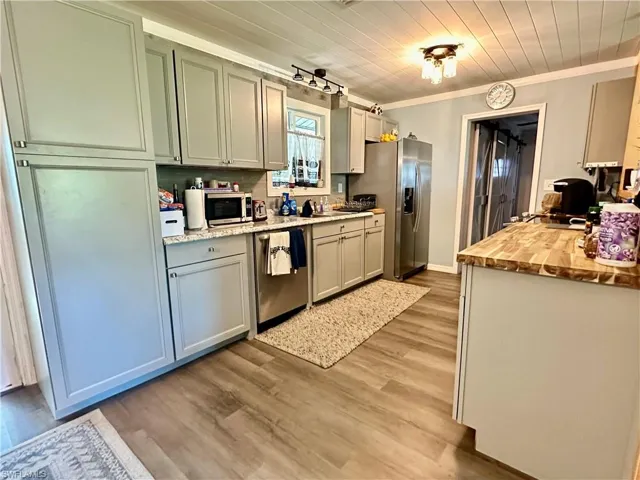 Kitchen w/Plenty of Cabinets