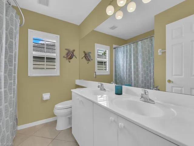 Bathroom with shower/tub combo