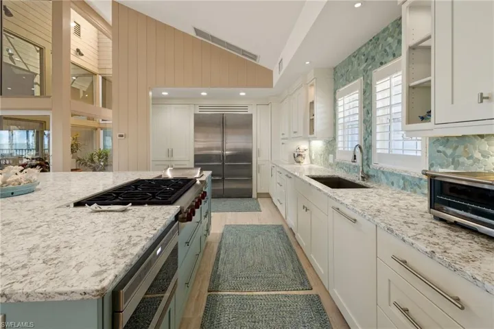 Kitchen Island w/ Gas Cooktop