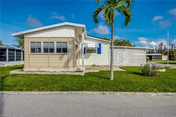 View of front facade featuring a front yard