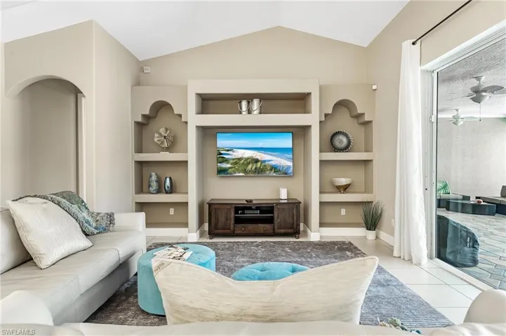 Living Room w/ flatscreen TV