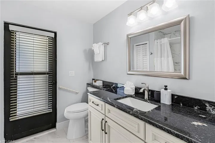 Guest/Pool bathroom w/ shower/tub combo