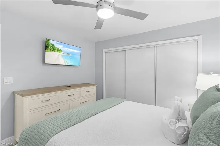 Guest Bedroom w/ Queen size bed and flatscreen tv