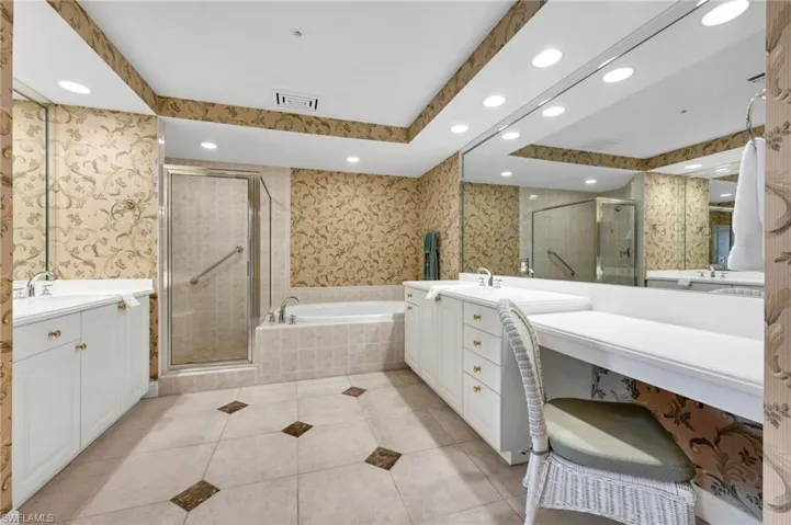 Garden Tub and separate shower, dual sinks