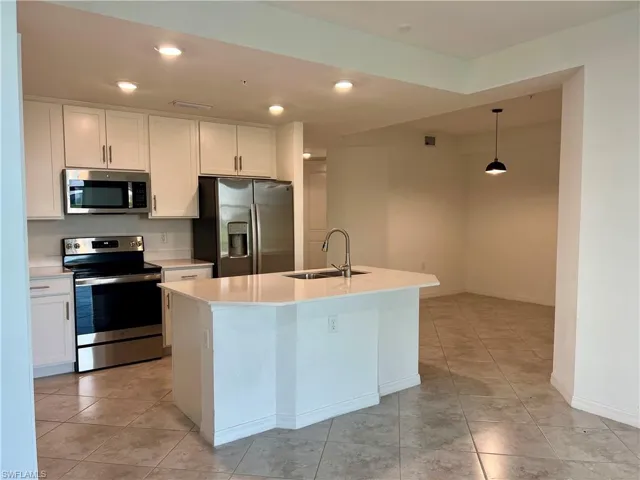 Kitchen & dining area