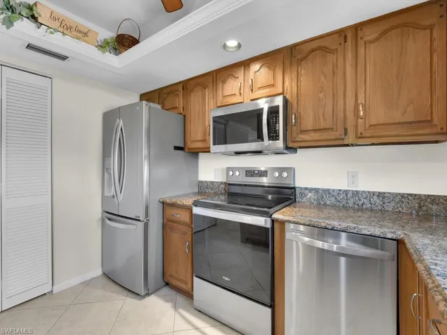 Pantry & Spacious Kitchen