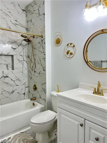 Guest bathroom tub/shower combo.